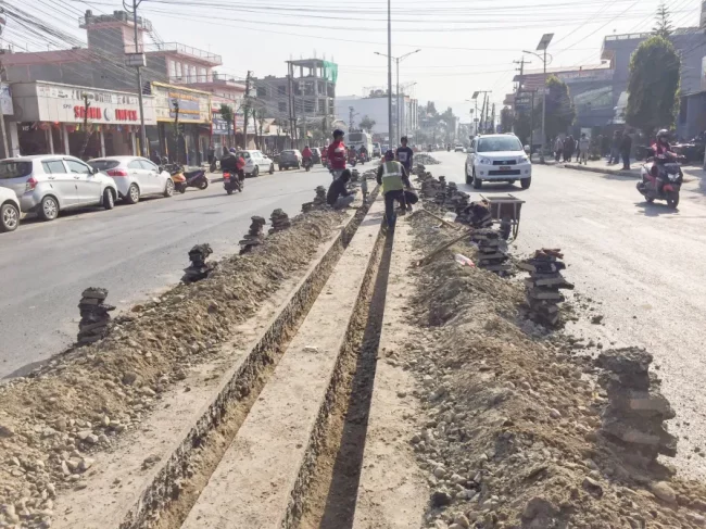 रुप फेर्ने नाममा थप अस्तव्यस्त बन्दै पोखराको न्यूरोड