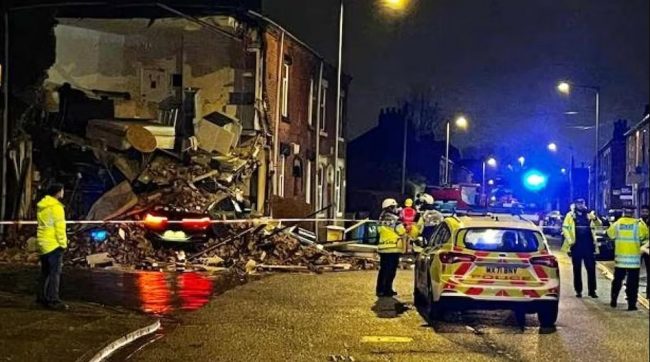 तीव्र गतिको कार बिल्डिङमा ठोक्किएपछि पूरै बिल्डिङ भत्कियो ! (भिडियो)