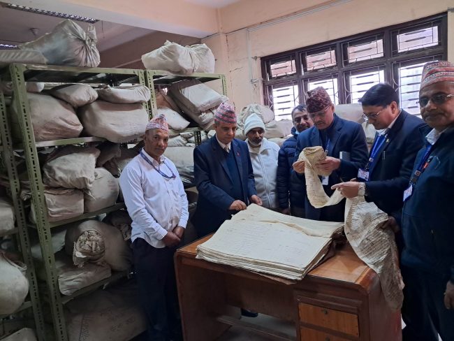 सचिव रेग्मीद्वारा मालपोत कार्यालयको आकस्मिक निरीक्षण