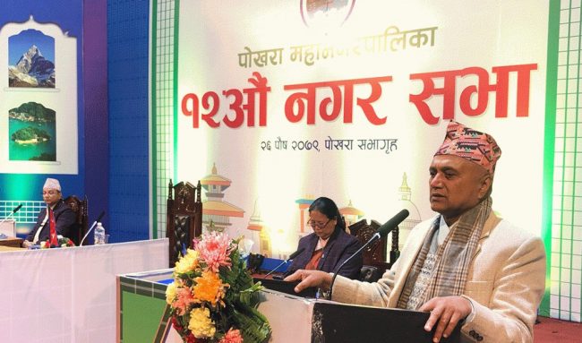 गण्डकीका मुख्यमन्त्रीलाई आफ्नै कार्यकर्ताले कालोपट्टी देखाएपछि…