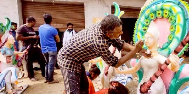 सरस्वतीको मूर्तिमा सीप निखार्दै कुम्हाल