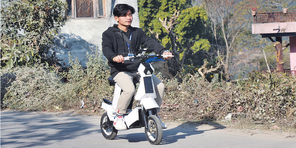 १७ वर्षीय अविनाशले बनाए ‘इ–स्कुटर’