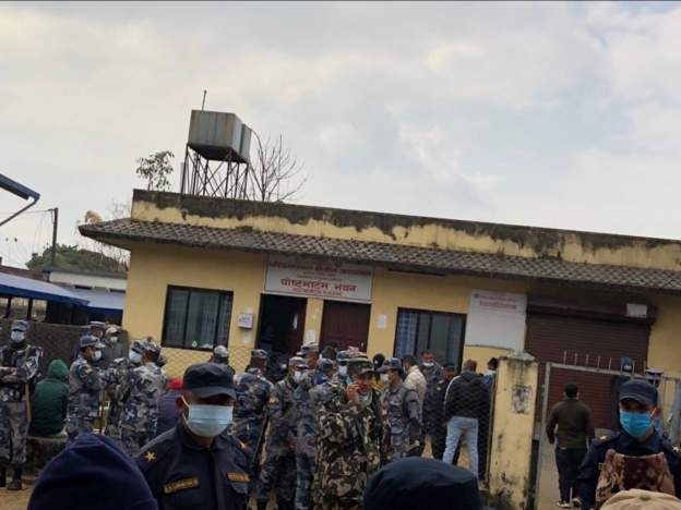 पोखरा विमान दुर्घटना : शव पाउने आशामा आफन्तहरू