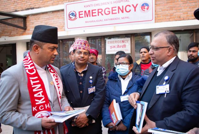 कार्यभार सम्हालेलगत्तै नवनियुक्त स्वास्थ्यमन्त्री गिरी कान्ति बाल अस्पतालकाे अनुगमनमा