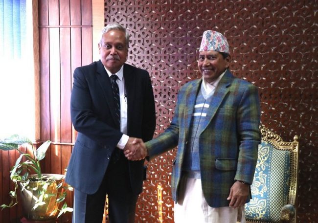 उप्रधानमन्त्री श्रेष्ठको कार्यकक्षमै पुगेर भारतीय राजदूतले दिए भारत भ्रमणको निम्तो