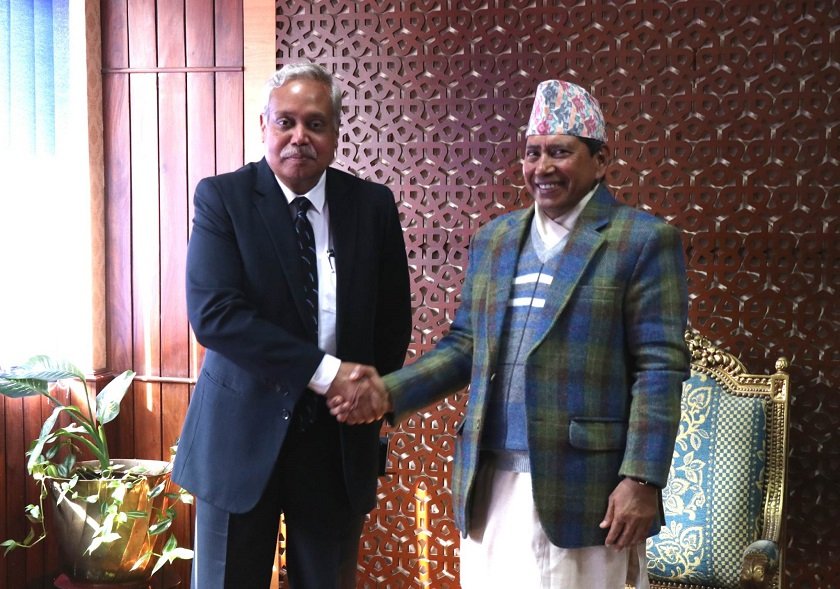 उप्रधानमन्त्री श्रेष्ठको कार्यकक्षमै पुगेर भारतीय राजदूतले दिए भारत भ्रमणको निम्तो