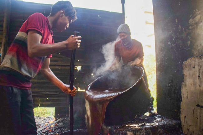 माघे संक्रान्ति नजिकिएसँगै चाकु बनाउन भ्याइनभ्याइ (फोटो फिचर)