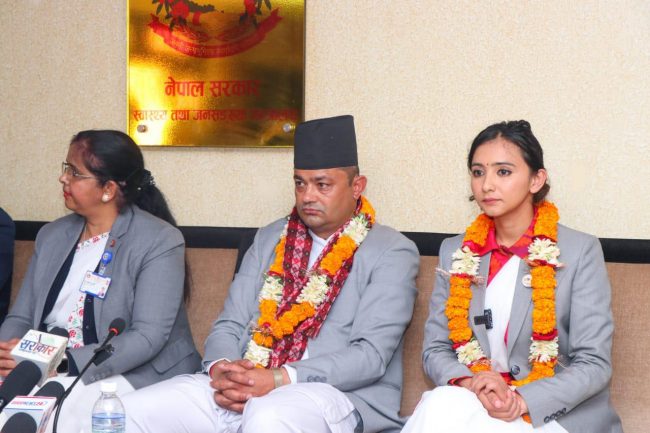 स्वास्थ्यमन्त्री गिरी र राज्यमन्त्री डा. कार्कीद्वारा पदभारग्रहण