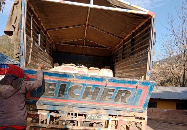 सल्यानमा एक ट्रक रासायनिक मल सहित एक जना पक्राउ