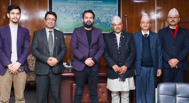 काठमाडौंका मेयर शाह र गभर्नर अधिकारीबीच भेटवार्ता