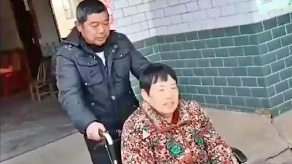 ३० वर्षदेखि बिरामी प्रेमिकाको हरेक पल हेरचाह गर्दैछन् प्रेमी, जोडीलाई देखेर मानिसहरू भावुक