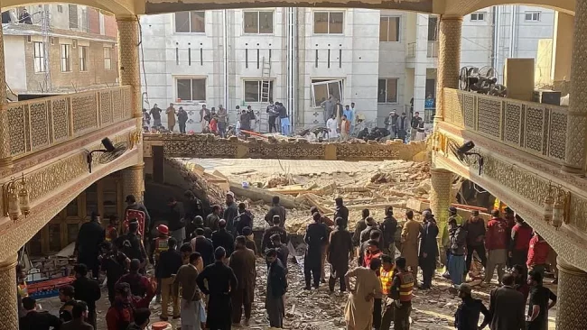 पाकिस्तानको मस्जिदमा आत्मघाती हमलाकारी प्रहरीको पोशाकमा