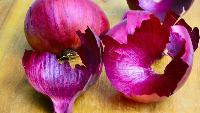 प्याजको बोक्रालाई फाल्ने बानी आजै त्याग्नुहोस्, यस्ता छन् फाइदाहरु