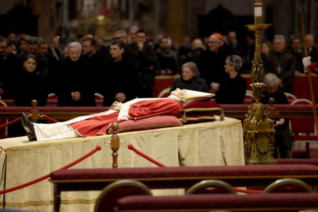 पूर्व पोप बेनेडिक्ट सोह्रौंको शव हेर्न हजारौं भेला भए