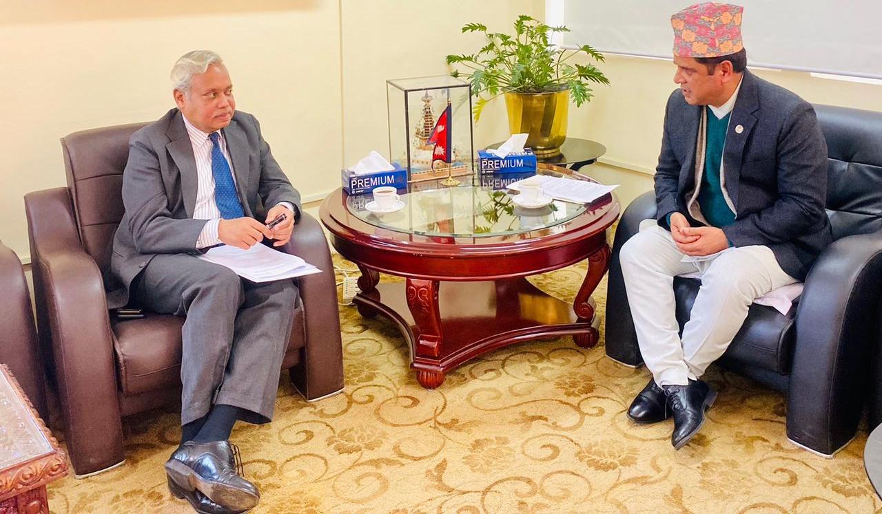 मन्त्री भण्डारी र भारतीय राजदूत श्रीवास्तवबीच भेट