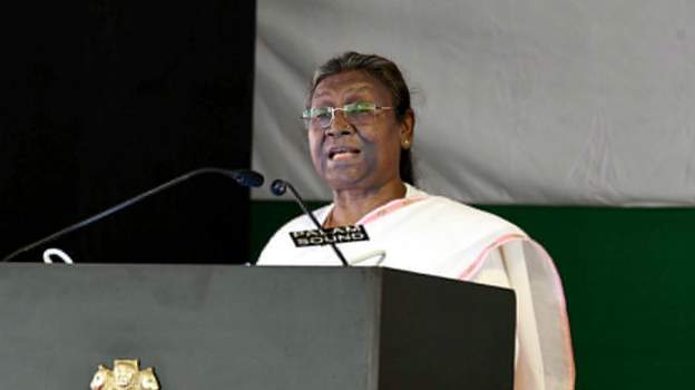 भारतीय राष्ट्रपति मुर्मुको खुट्टा छुने प्रयास गर्ने जुनियर इन्जिनियरलाई निलम्बन गरियो