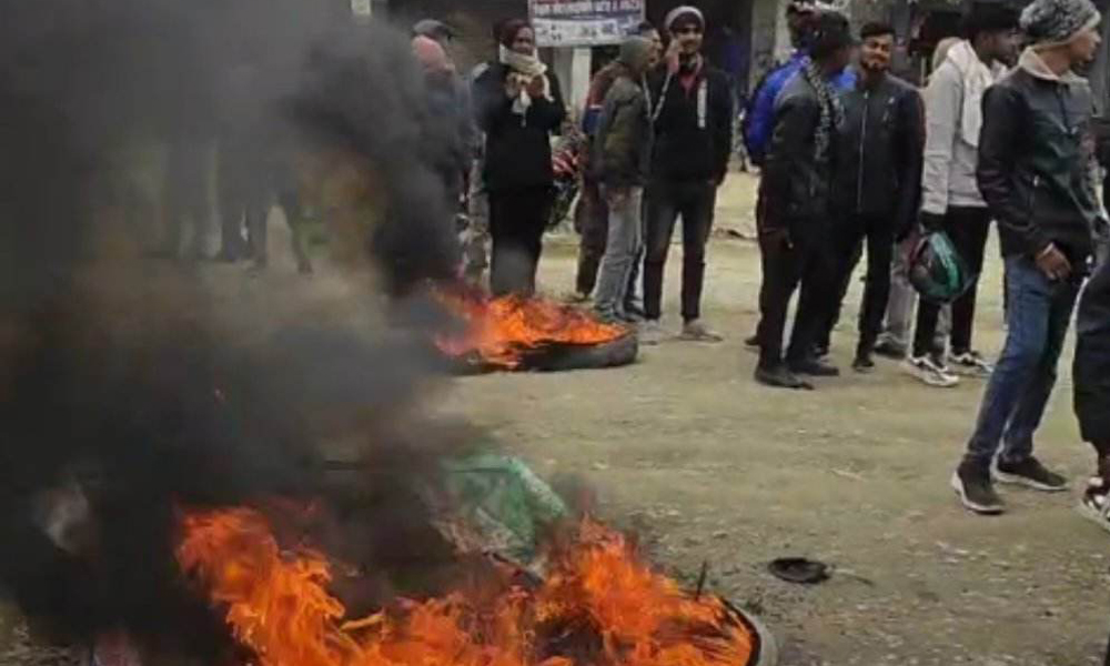 सिरहाको मिर्चैया तनावग्रस्त, विद्यार्थीको प्रदर्शनमा पाँच राउण्ड गोली चल्यो