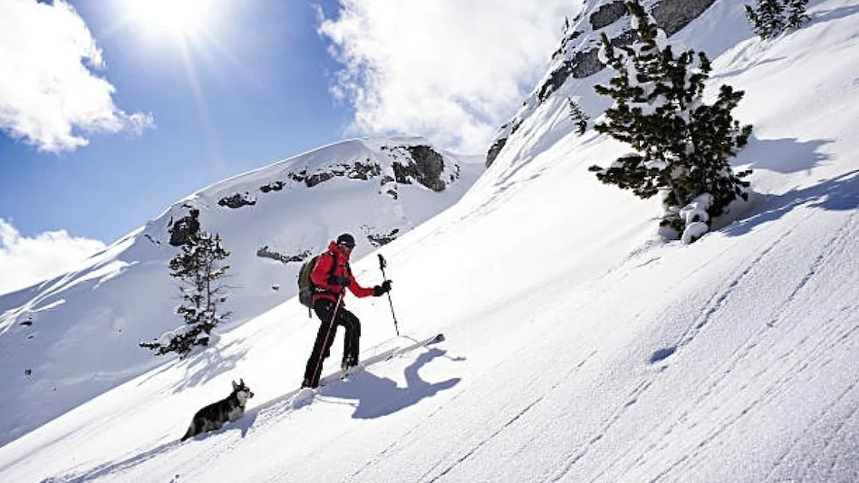 हिमाल चढ्न गएका पर्यटकको हिमपहिरोमा पुरिएर मृत्यु