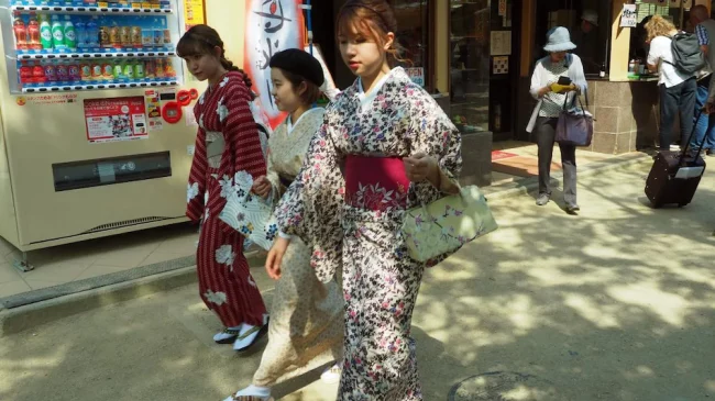 २ सन्तान लिएर सहर छाड्नुहोस्, २० लाख रूपैयाँ पाउनुहोस् !