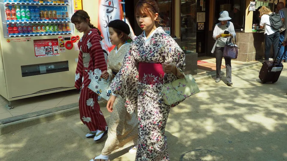 २ सन्तान लिएर सहर छाड्नुहोस्, २० लाख रूपैयाँ पाउनुहोस् !