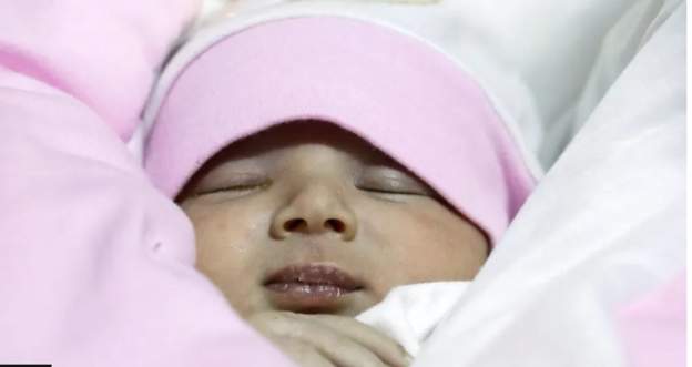 सिरियामा भूकम्पको भग्नावशेषमा पुरिएकी आमाले जन्माएकी बालिकाले नयाँ परिवार पाइन्