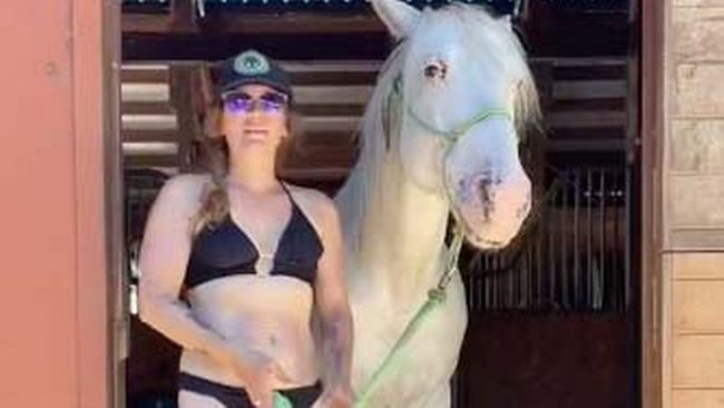 बिकिनी लगाएर खेती गर्ने किसान !