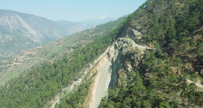 मध्यपहाडी लोकमार्ग : १२ वर्षदेखि मन्ता भिर काट्दै