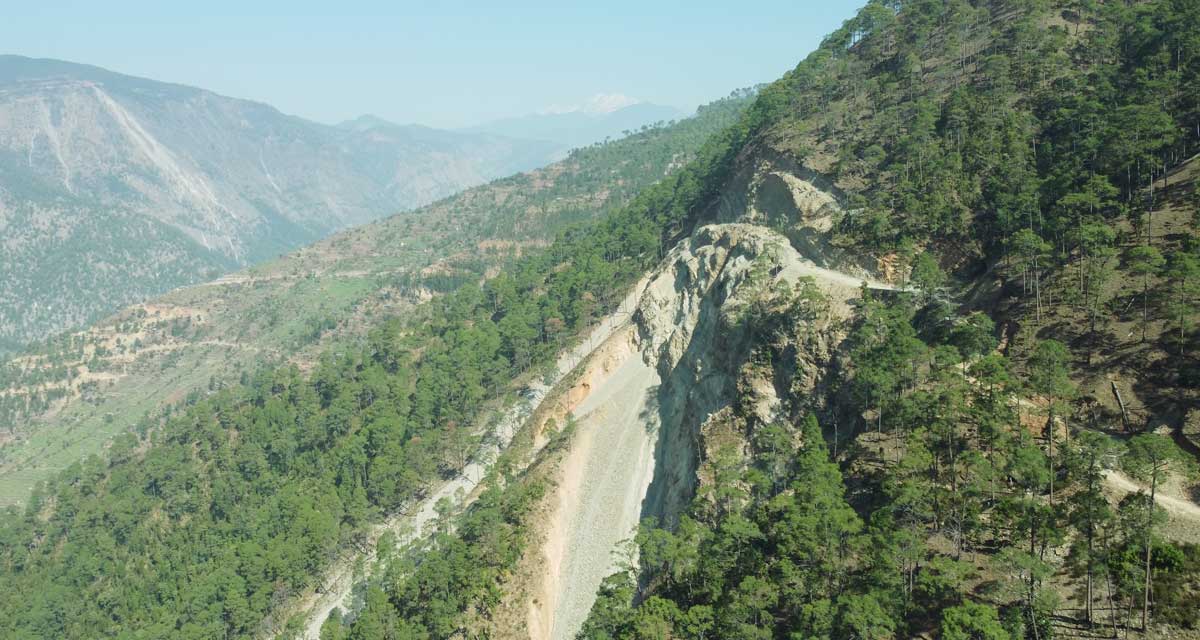 मध्यपहाडी लोकमार्ग : १२ वर्षदेखि मन्ता भिर काट्दै