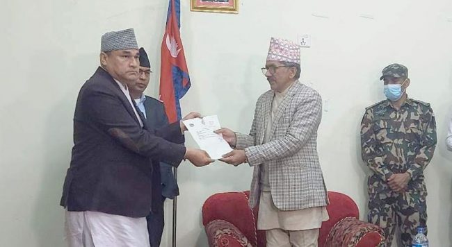 शपथ लिँदै नवनियुक्त मुख्यमन्त्री शाह