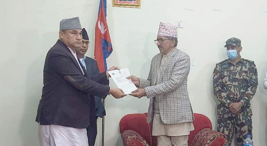 शपथ लिँदै नवनियुक्त मुख्यमन्त्री शाह