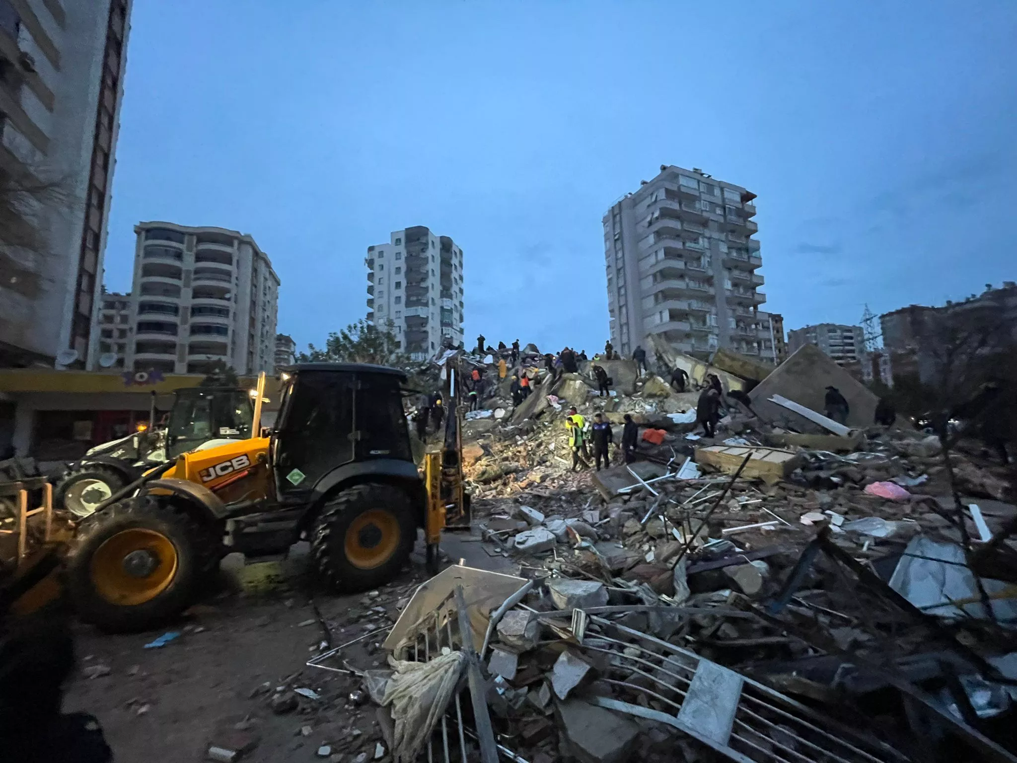 टर्की र सिरियामा भूकम्पबाट मृत्यु हुनेको सङ्ख्या १,९०० नाघ्यो