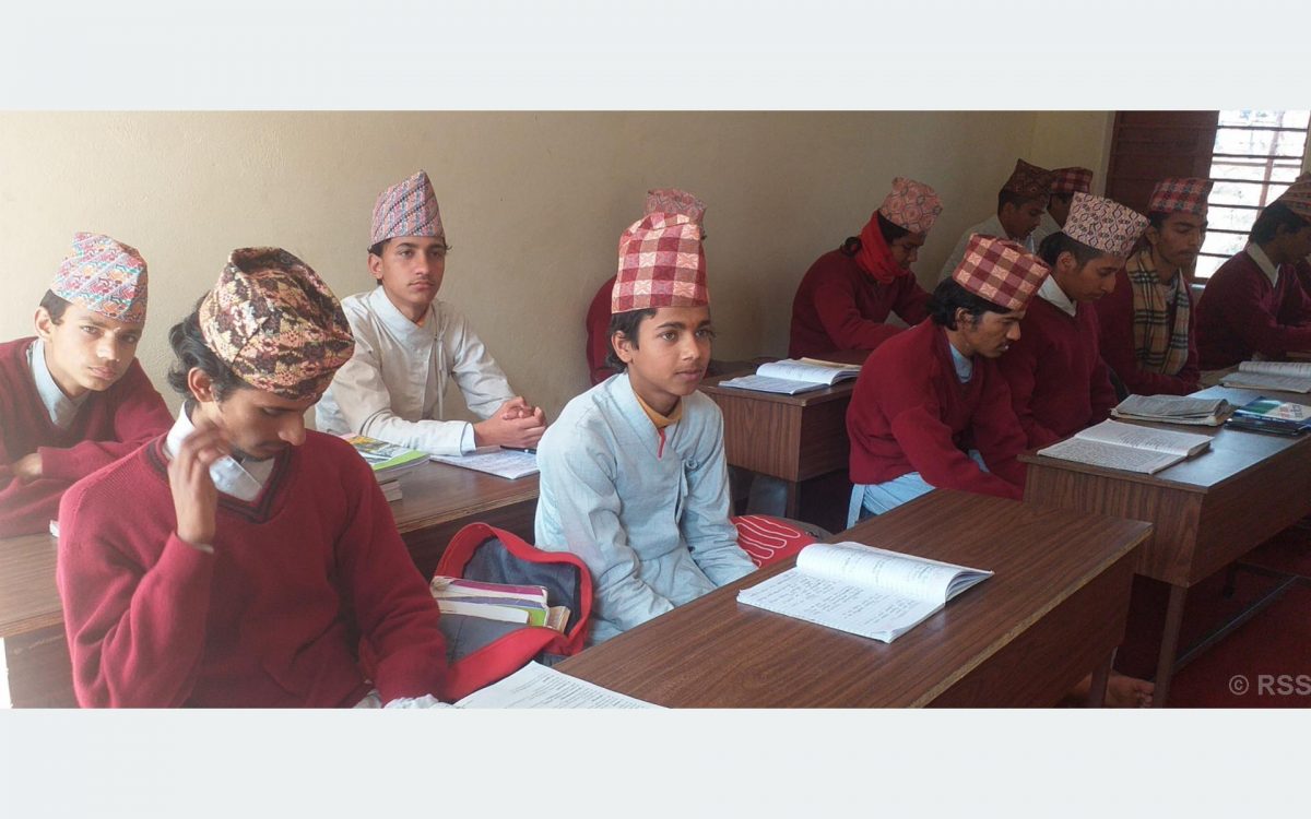 संस्कार सिकाउँदै संस्कृत शिक्षा