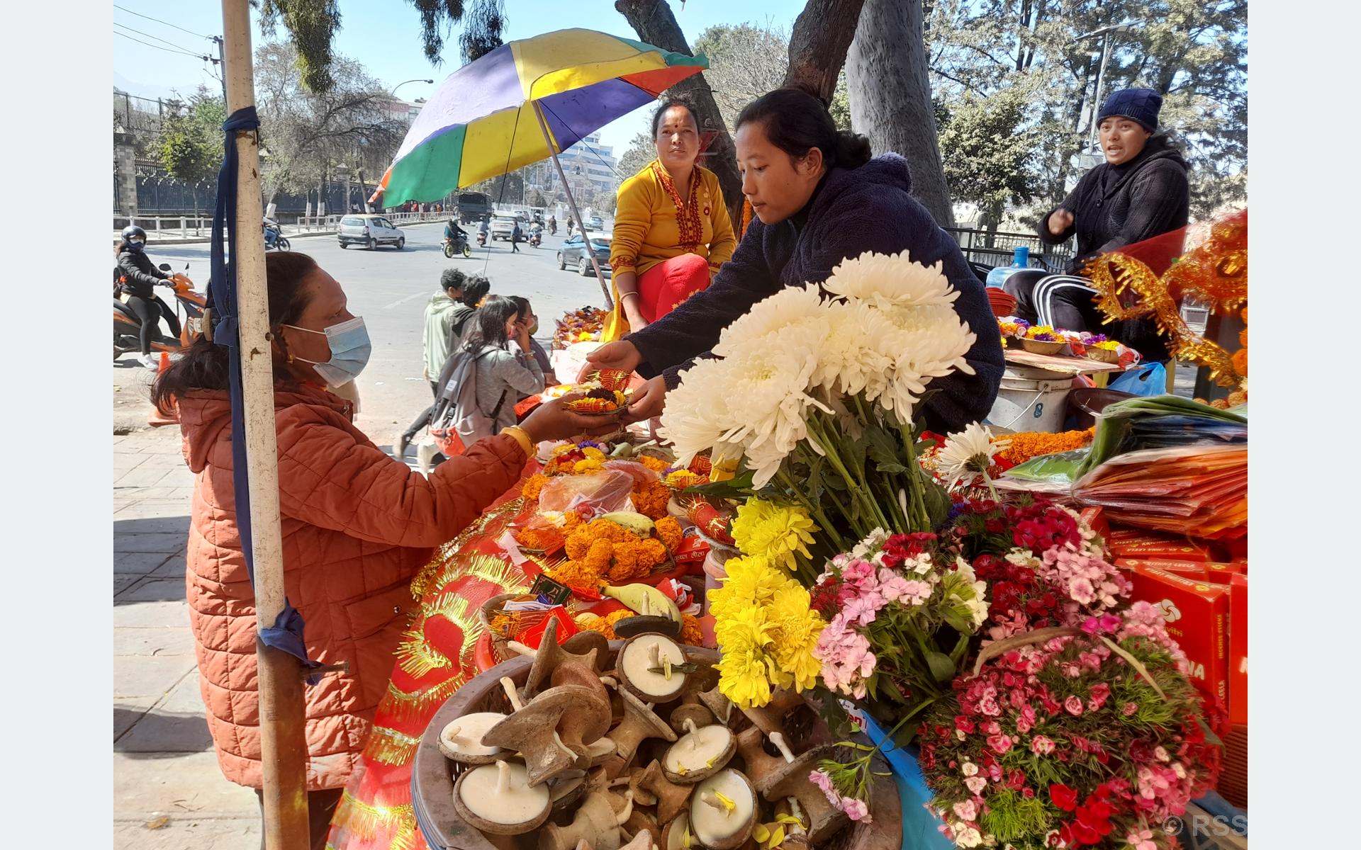पूजा सामग्री बिक्रीबाट मासिक ७० हजारसम्म आम्दानी