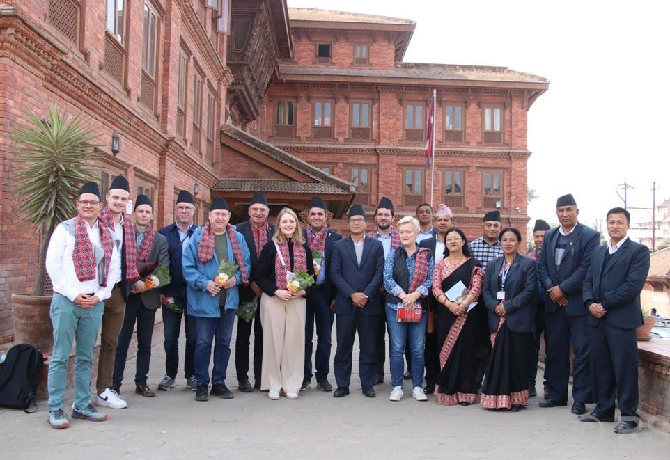जर्मन-दक्षिण एसियाली संसदीय टोलीद्वारा भक्तपुरका सम्पदाको अवलोकन