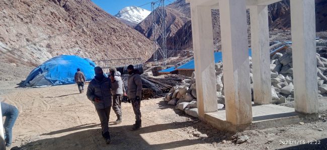 हिमपातले चीनबाट ल्याइएको सामग्री हिल्सामै रोकियो