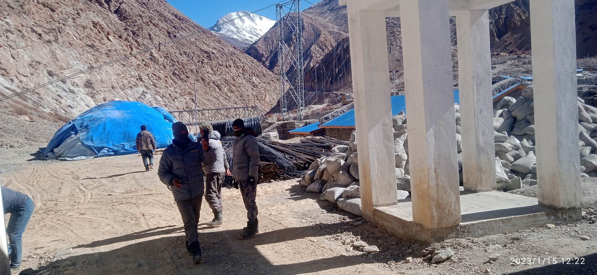 हिमपातले चीनबाट ल्याइएको सामग्री हिल्सामै रोकियो