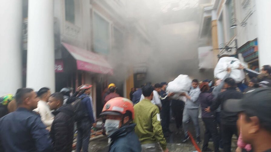 पोखराको लेकसाइडमा भीषण आगलागी