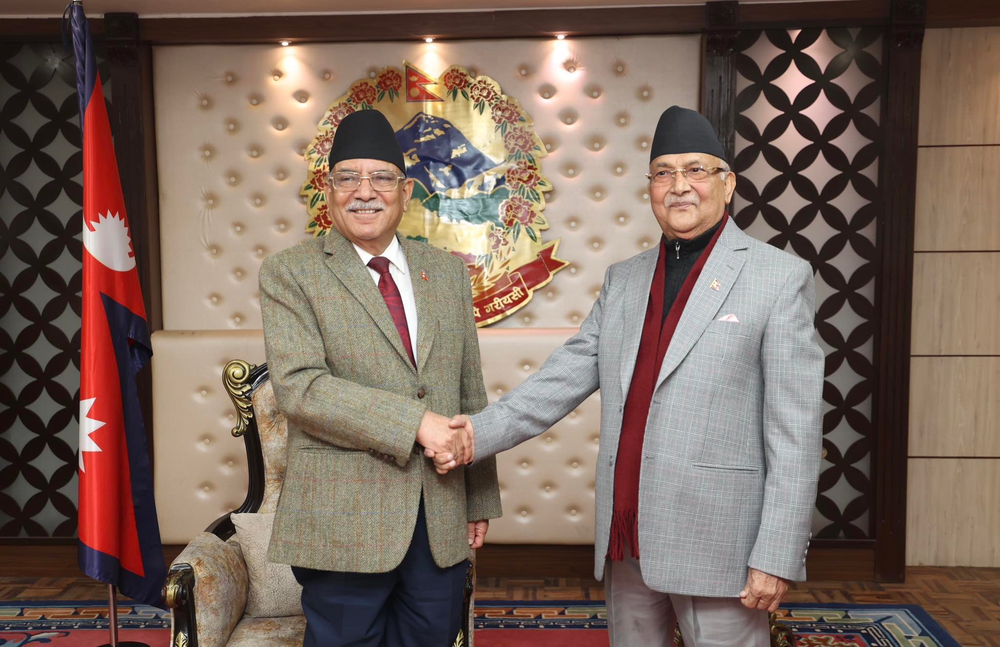 प्रधानमन्त्री प्रचण्ड र एमाले अध्यक्ष अ‍ोलीबीच बालुवाटारमा भेटवार्ता