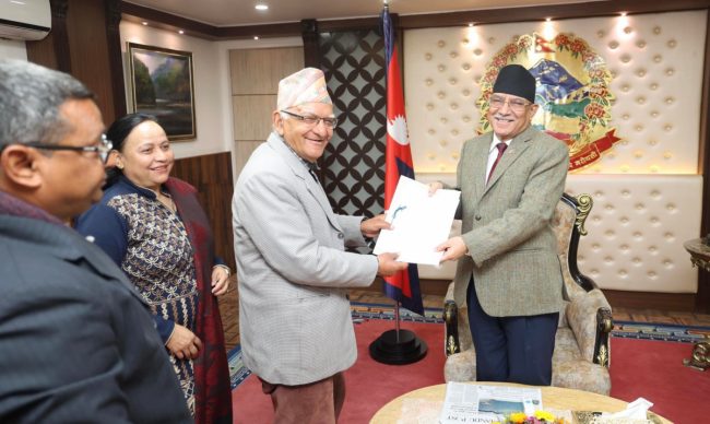 चित्रबहादुर केसीले प्रधानमन्त्रीलाई बुझाए ज्ञापन पत्र