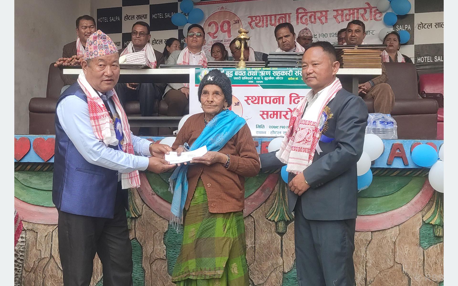 लर्ड बुद्ध सहकारीद्वारा वृद्धवृद्धालाई भत्ता वितरण