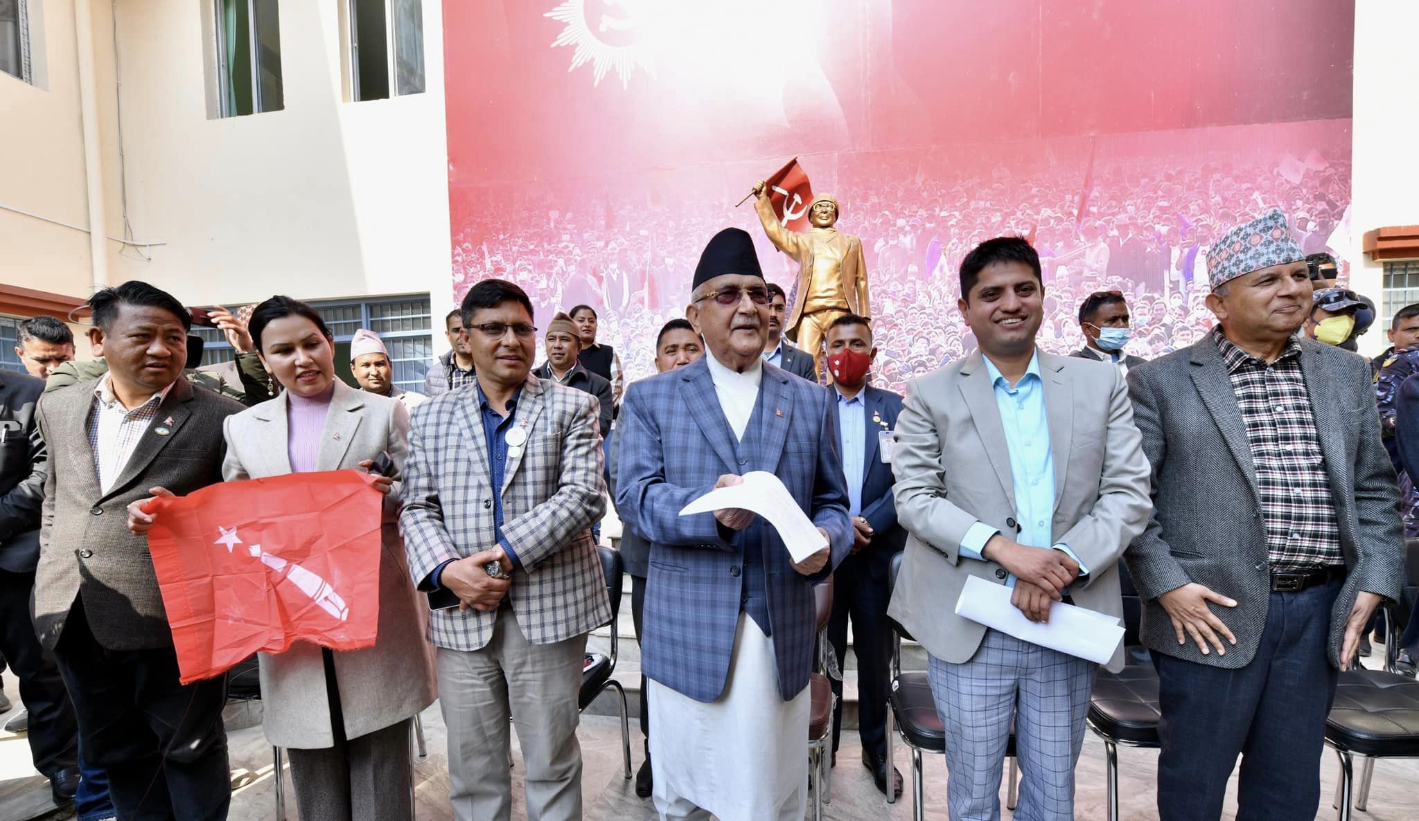 अखिलको नयाँ नेतृत्वलाई सपथ गराउँदै दुई महिनाभित्र सबै जनसंगठनको सम्मेलन गर्ने ओलीको उद्घोष