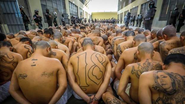 एल साल्भाडोरको ‘मेगा-जेल’ मा ट्याटू खोपेका हजारौं कैदीहरू देखिए