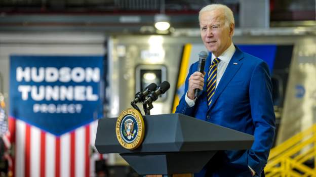 बाइडेनले चिनियाँ ‘जासूस बेलुन’ खसालेका एफ-२२ जेटका पाइलटलाई बधाई दिए