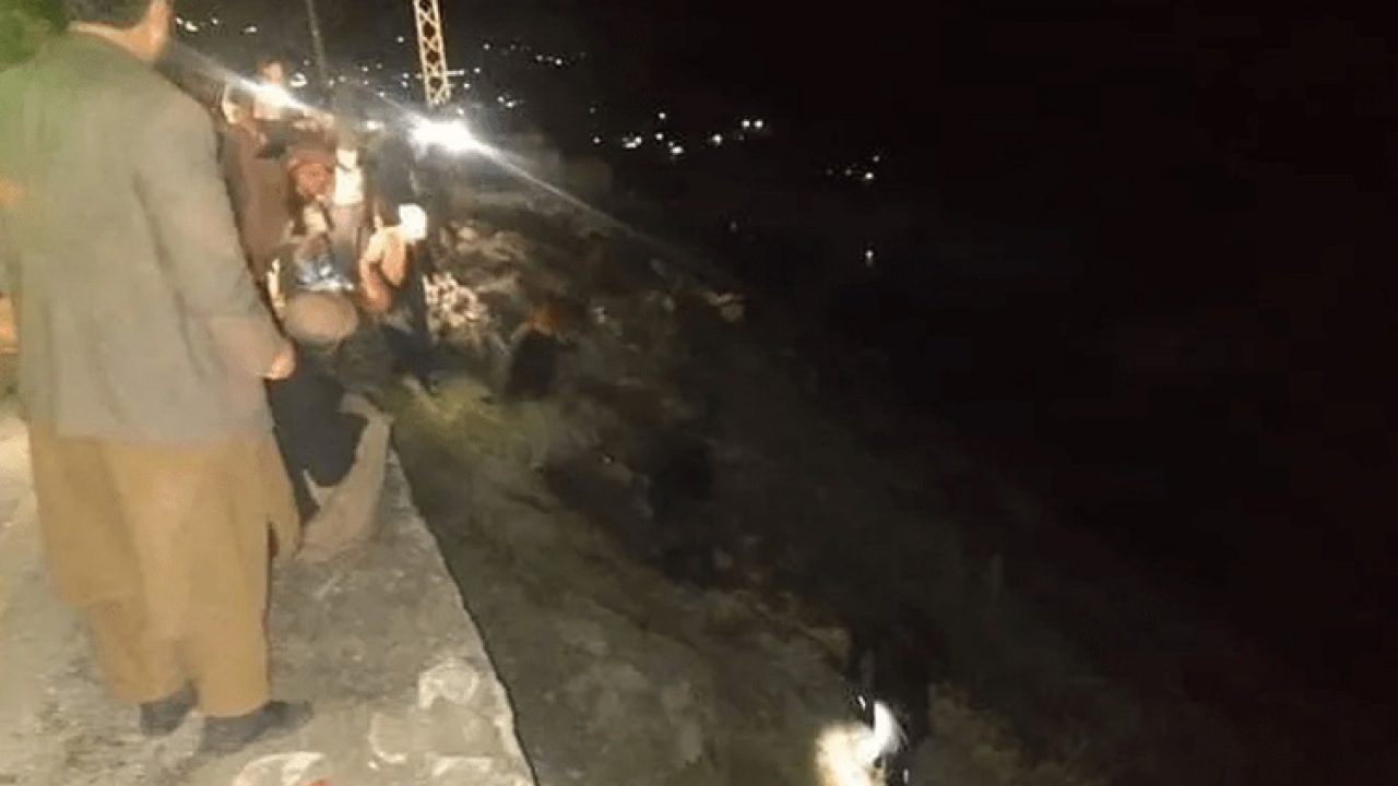 पाकिस्तानको गिलगिट बाल्टिस्तानमा सडक दुर्घटना, कार र बस खाल्डोमा खस्दा ३० जनाको मृत्यु