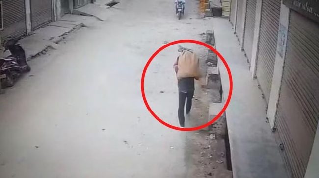 काँधमा बोरा, बोराभित्र निर्वस्त्र महिलाको शव, गल्लीमा बोरा फालेर भागेको सीसीटिभीमा देखियो