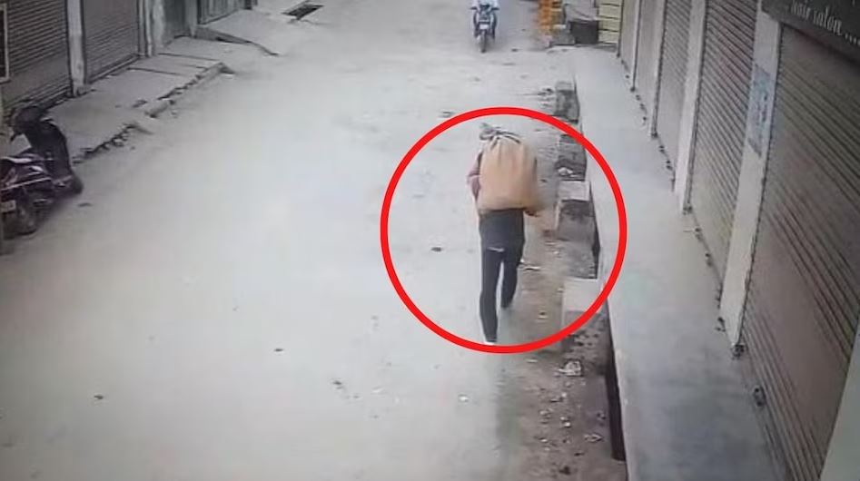 काँधमा बोरा, बोराभित्र निर्वस्त्र महिलाको शव, गल्लीमा बोरा फालेर भागेको सीसीटिभीमा देखियो