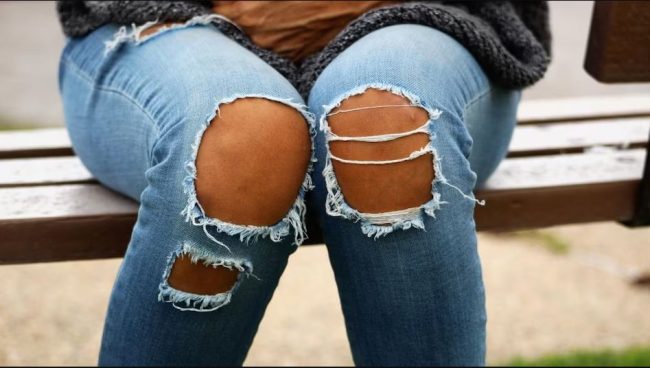 च्यातिएको जिन्स लगाएर स्कुल पुगिन् किशोरी, शिक्षकको हर्कतले आमा आक्रोशित