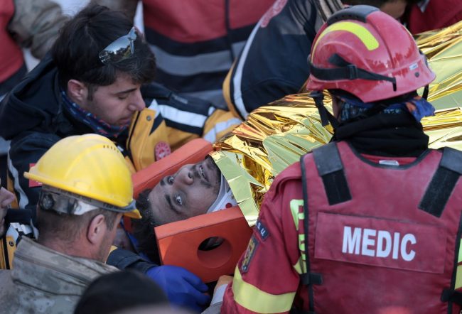 टर्की भुकम्पः १४९ घण्टापछि भग्नावशेषमुनिबाट ३५ वर्षीय व्यक्तिको जिवितै उद्धार