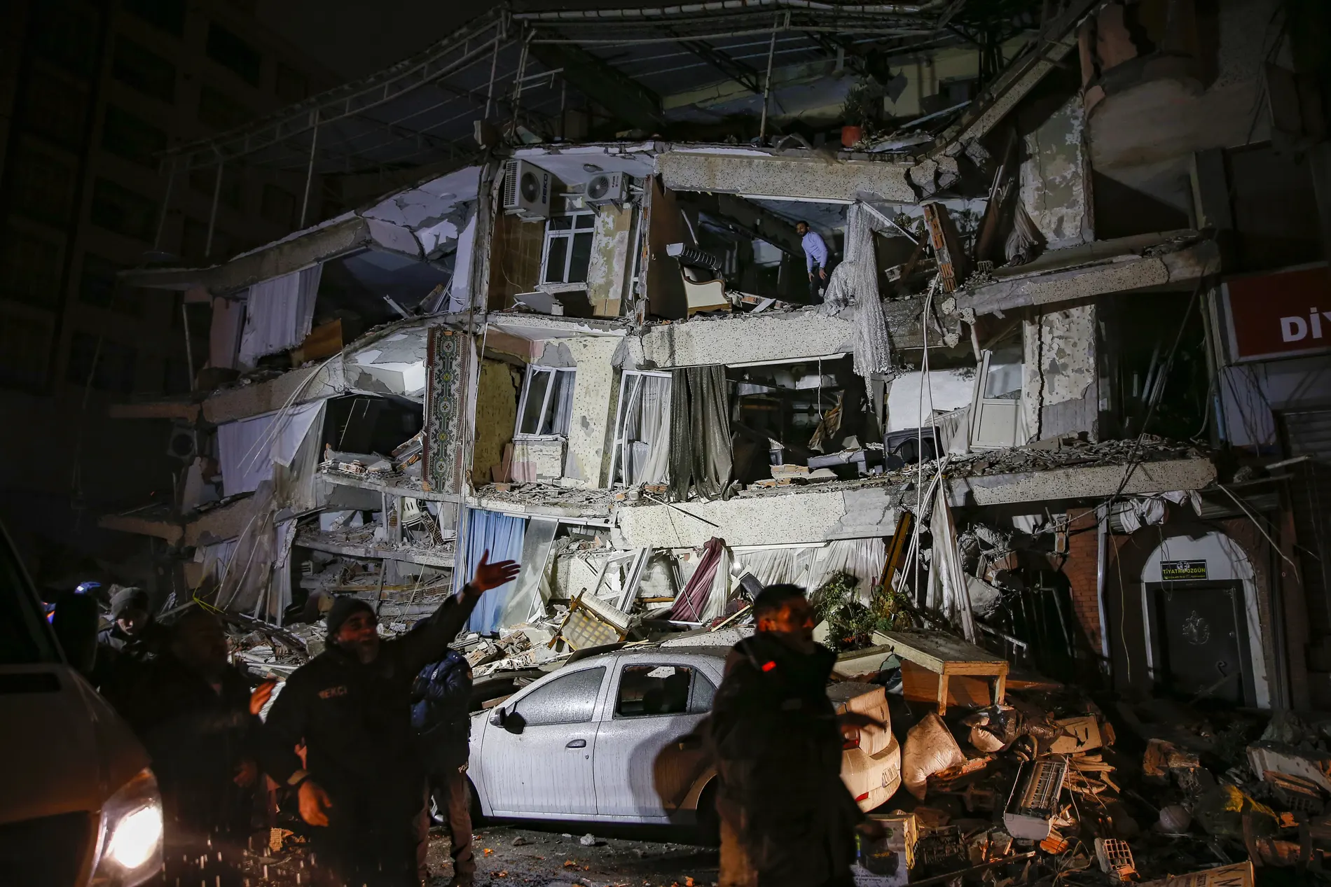 टर्की र सिरियामा भूकम्पमा परी ३०० भन्दा धेरैको मृत्यु, ३० तस्वीरमा हेर्नुहोस् भूकम्पको विनाश
