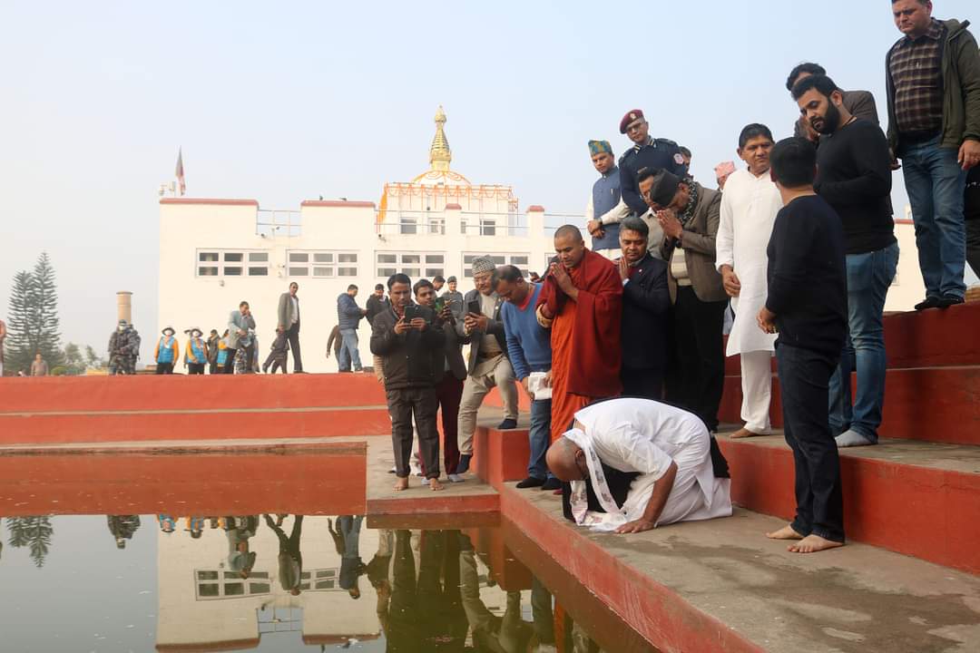 माेरारी बापूले गरे लुम्बिनी दर्शन, रामकथा मंगलबारदेखि (फाेटाे सहित)